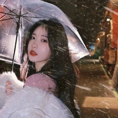 在角落,主教身边